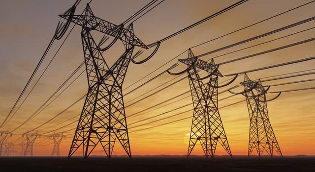 Torres de transmissão de energia elétrica sob um céu alaranjado ao pôr do sol, representando a infraestrutura de distribuição de energia.