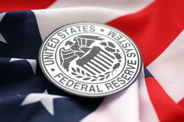 Logo do Federal Reserve sobre a bandeira americana