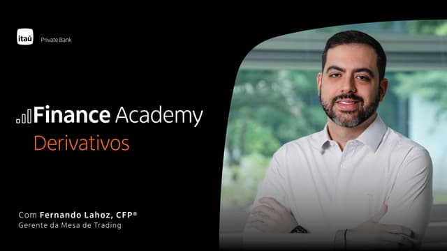 Capa de divulgação do segundo módulo, sobre derivativos, do conteúdo Finance Academy. Na imagem, aparecem os descritivos de identificação do conteúdo em tons de branco e laranja, com o fundo da imagem preto. Ao centro, aparece a foto de Fernando Lahoz, que apresenta as aulas do curso. Fernando é um homem branco, de cabelos escuros e veste uma camiseta social branca. Na foto, aparece de braços cruzados e sorrindo.