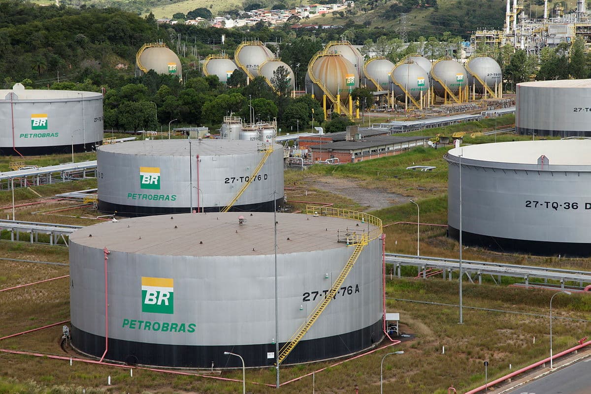 Campo de refino de petróleo da Petrobras (PETR4)