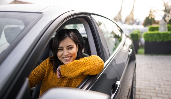 mulher feliz em veículo