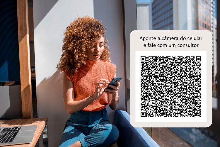 Cliente Itaú utilizando seu celular para entrar em contato com um dos consultores Itaú Seguros. Ao lado, um QR Code com o seguinte texto "Aponte a câmera do seu celular e fale com um consultor".