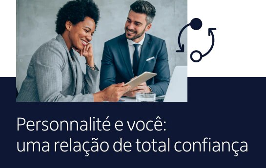 Mulher negra e homem branco de terno sentados sorrindo com um texto escrito: "Personnalité e você: uma relação de total confiança".