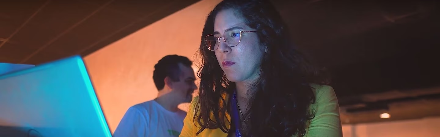 Mulher sentada em frente ao computador concentrada