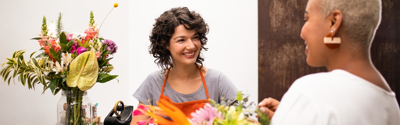 Mulheres em uma floricultura conversando