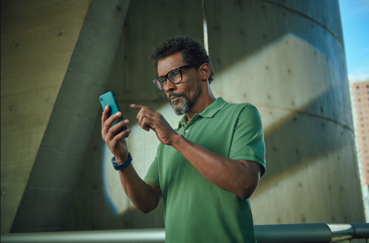 Homem pesquisando em seu celular como se organizar para quitar dívidas