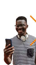 cliente Itaú sorrindo e usando o celular com duas setas laranjas ao seu lado