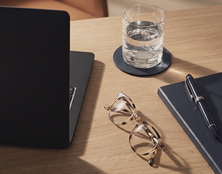 Notebook e óculos representam proteção de compras.