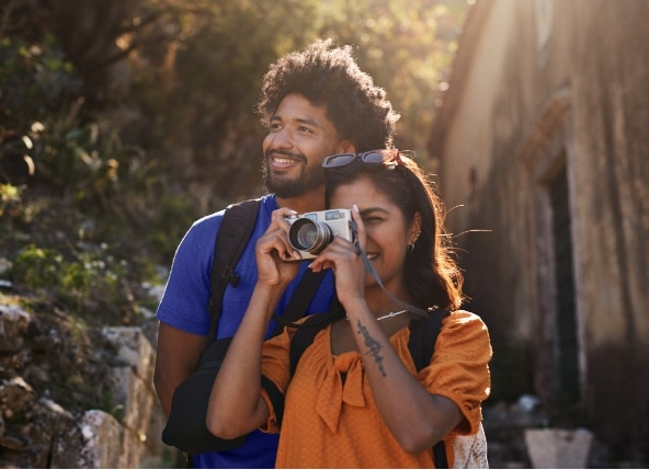 Casal de homem e mulher fotografando