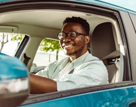 Imagem homem feliz em seu carro novo