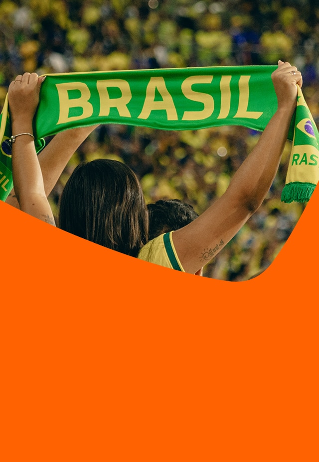 Cliente Itaú levanta faixa verde com Brasil em estádio cheio