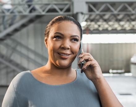Cliente Itaú falando no telefone com o atendimento Itaú Empresas