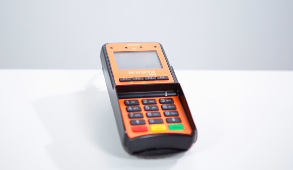 Imagem maquininha de cartão Itaú laranjinha PinPad TEF.