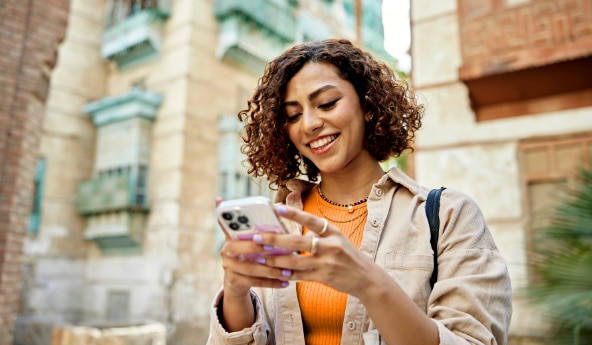 Cliente mexendo no app Itaú representando o Pix e as transferências 