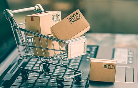 Carrinho de compras com muitas caixas 