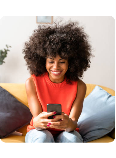 Mulher segurando um celular, representando uma cliene Itaú comprando no Itaú Shop