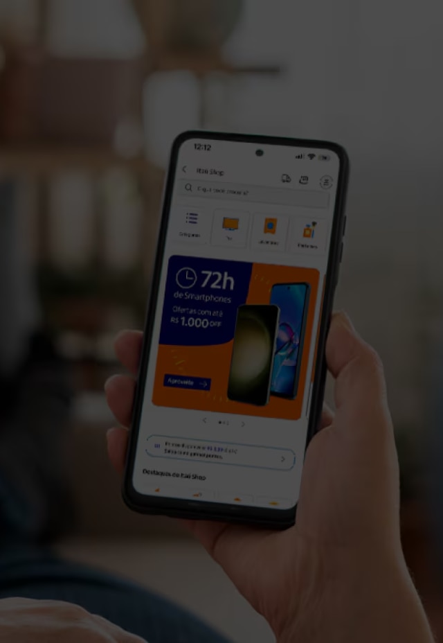 Cliente deitada no sofá, com o celular na mão, acessando o Itaú Shop no app Itaú