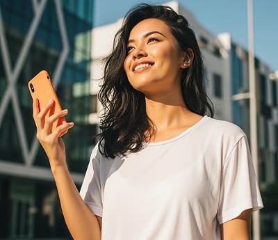 Cliente Itaú segurando um celular