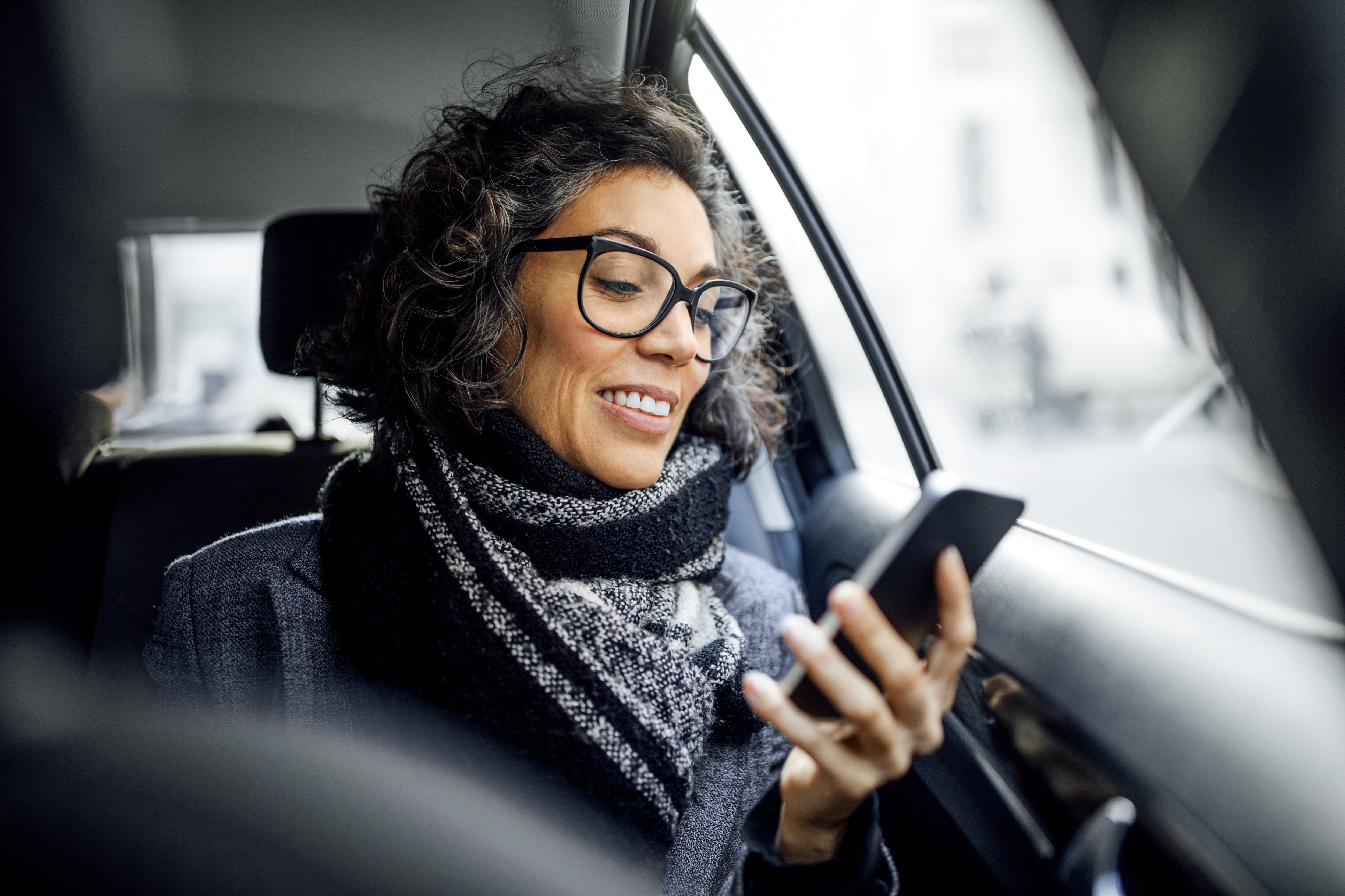 Mulher usando o aplicativo Itaú Personnalité