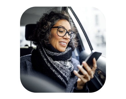 Foto cliente Personnalité no carro parado olhando para o celulcar