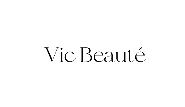 Logo da Vic Beauté, letras pretas com fundo branco