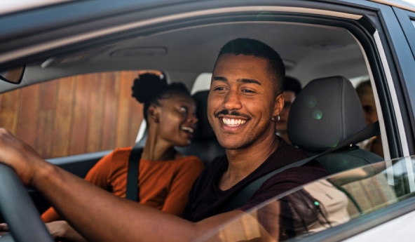 Clientes Itaú com amigos em um carro