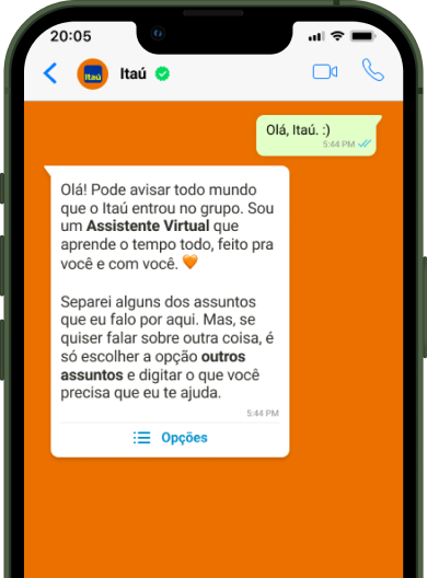 Celular com o WhatsApp Itaú na tela.