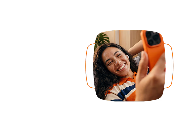 mulher sorrindo olhando para a tela do celular