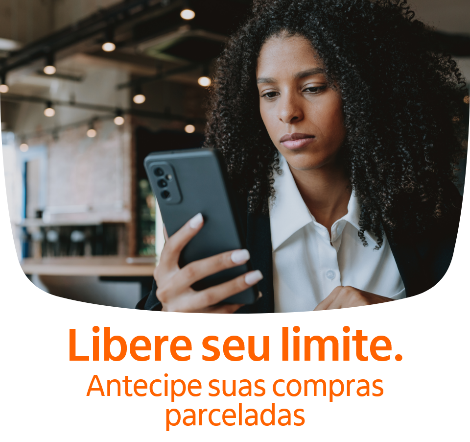 Mulher preta, demonstrando preocupação, com o celular nas mãos. Antecipe suas compras parceladas e libere o limite do seu cartão.