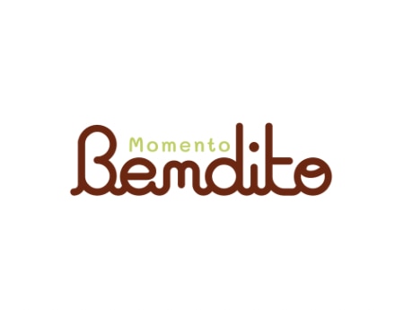 Logo da marca Momento Bendito, fundo branco e letras na cor marrom.