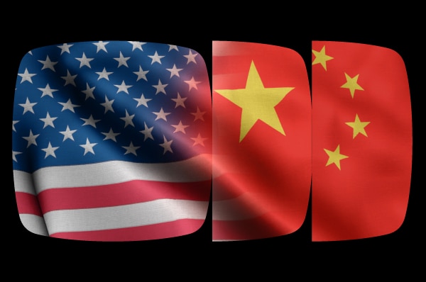 Imagem: bandeiras dos EUA e da China lado a lado, mescladas na transição de uma para outra