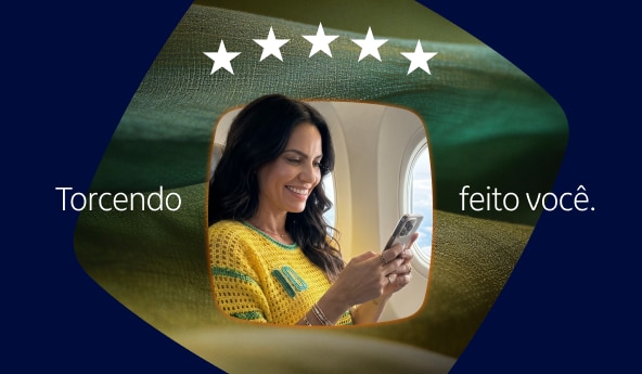 Pessoa usando camiseta do Brasil dentro de avião olha celular. Fundo com bandeira do Brasil e texto Torcendo feito você.