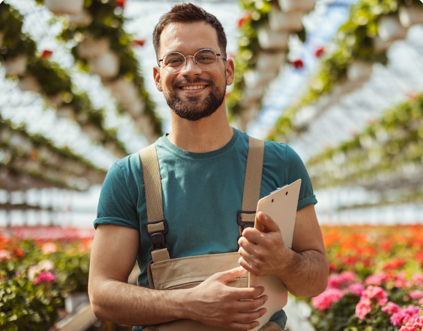 Homem_com_prancheta_em_estufa_de_flores