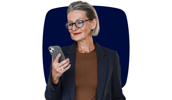 Imagem de uma mulher sorrindo enquanto acessa a inteligência de Investimentos Itaú no smartphone.