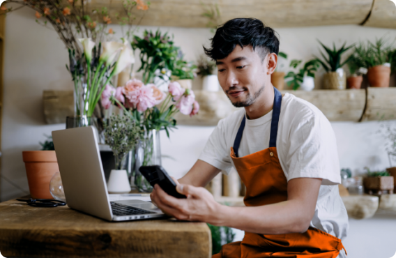 homem olhando no celular
