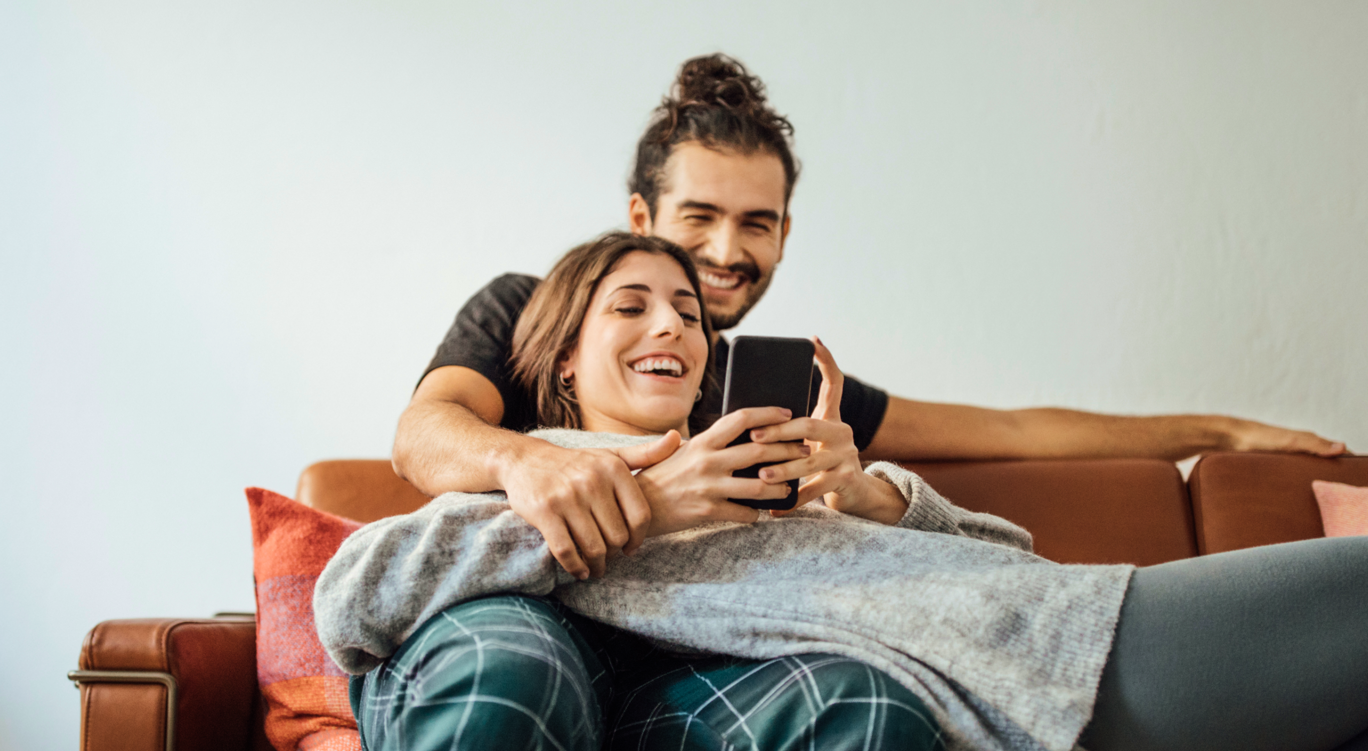 Casal feliz depois de ter adquirido o novo crédito consignado