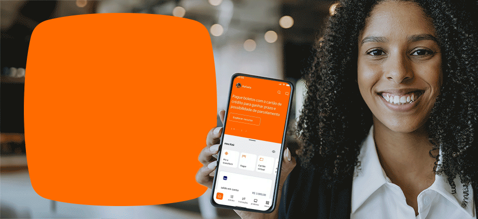 Mulher preta, sorrindo, com o celular na mão.. Como funciona? A gente explica!