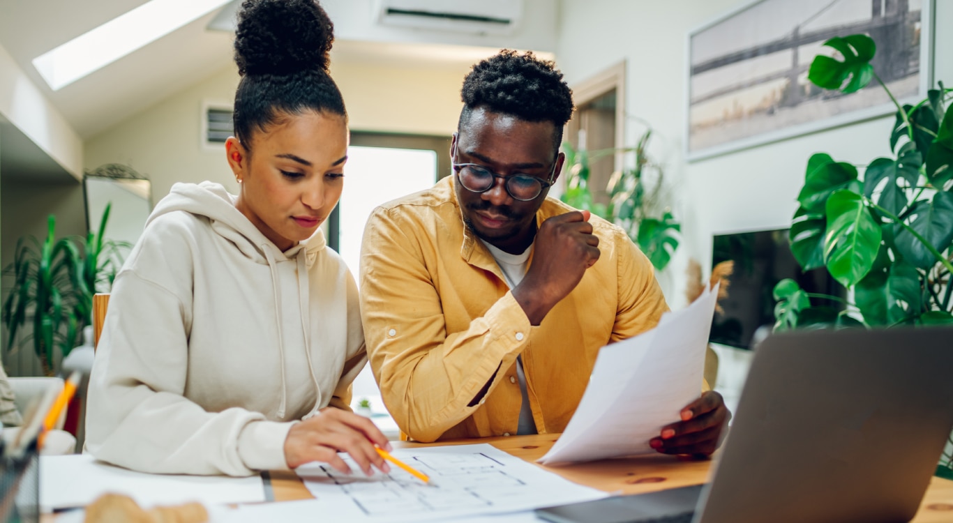 Casal fazendo as contas de suas dívidas