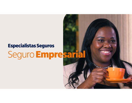 Mulher sorrindo segurando uma xícara de café.