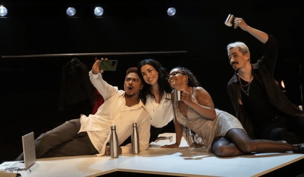 Elenco da peça teatral "Adulto"