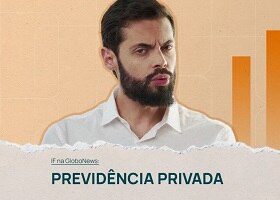um homem falando em um fundo laranja