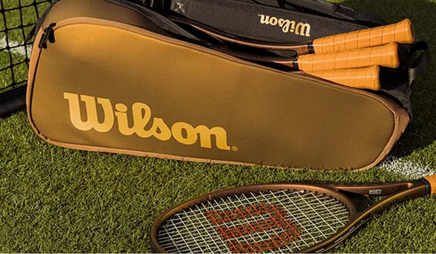Bolsa e raquetes de tênis da marca Wilson.