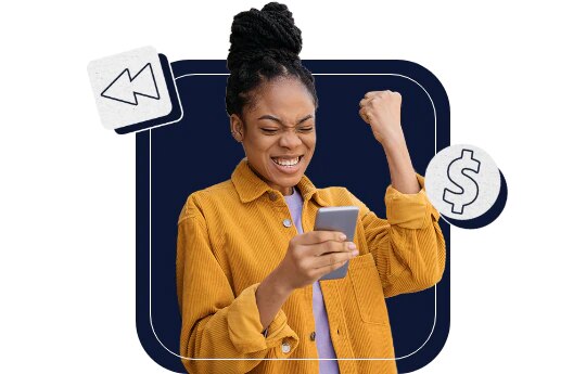 Imagem de uma mulher vestida com uma jaqueta laranja e cabelos presos, vibrando com seu celular na mão, com um fundo na cor laranja e um ícone de voltar e outro de cifrão, representando o cashback.