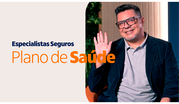 Homem sorrindo e acenando.