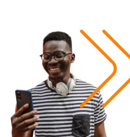 cliente Itaú sorrindo e usando o celular com duas setas laranjas ao seu lado