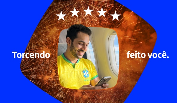 Pessoa com camiseta da seleção brasileira dentro de avião usa celular; fundo com fogos, estrelas e texto Torcendo feito você.