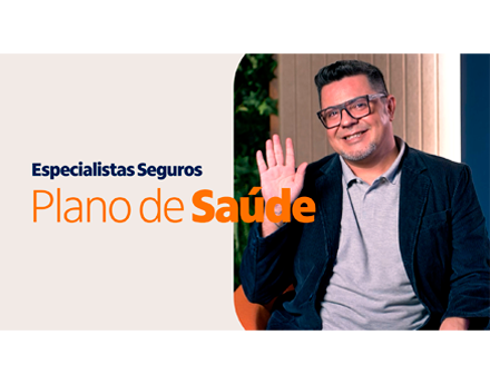 Homem sorrindo e acenando.