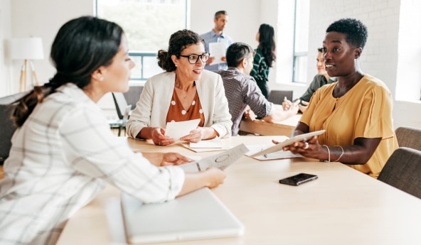 Cliente mostrando soluções de investimento Itaú Empresas