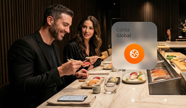 Clientes Itaú Personnalité acessando sua Conta Global Itaú enquanto está jantandoo, com a praticidade da Experiência Personnalité Viagem.