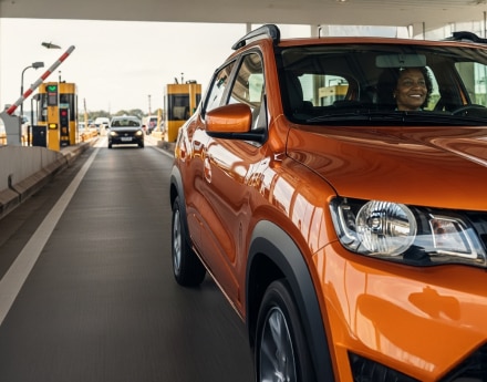 Imagem carro passando pro um pedágio automático